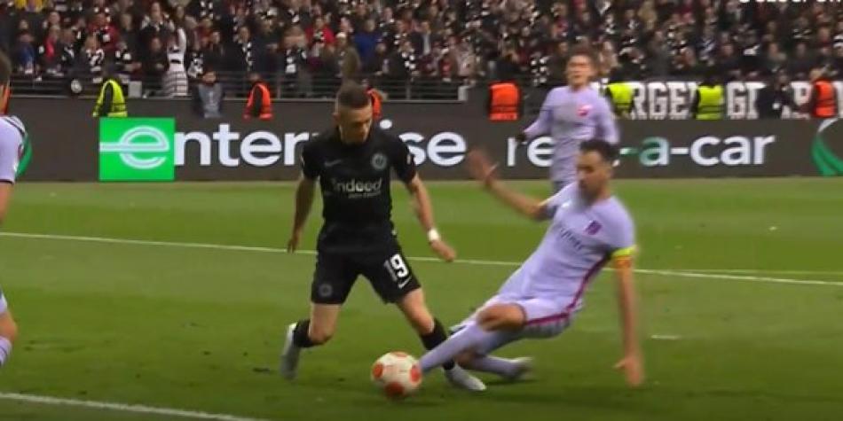 Santos Borré pide penal contra FC Barcelona
