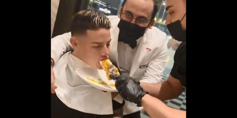 James Rodríguez en restaurante árabe