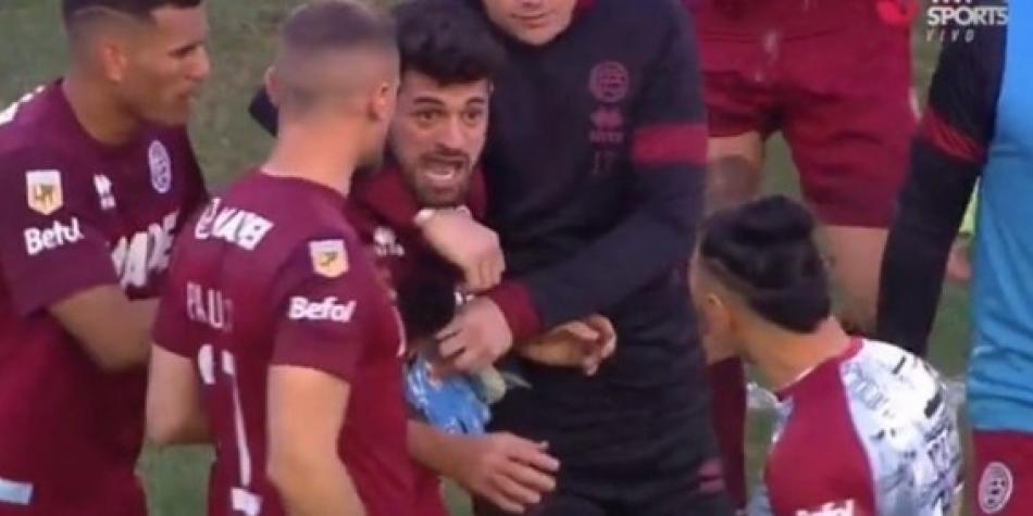 Pelea entre jugadores de Lanús