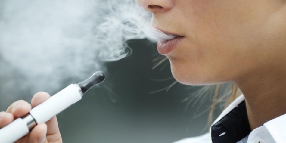 BBC Mundo: Una mujer vapeando.