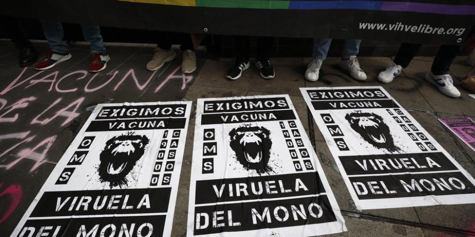 BBC Mundo: Un grupo de personas en una manifestación para exigir vacunas contra la viruela del mono frente a la Secretaría de Salud en Ciudad de México.