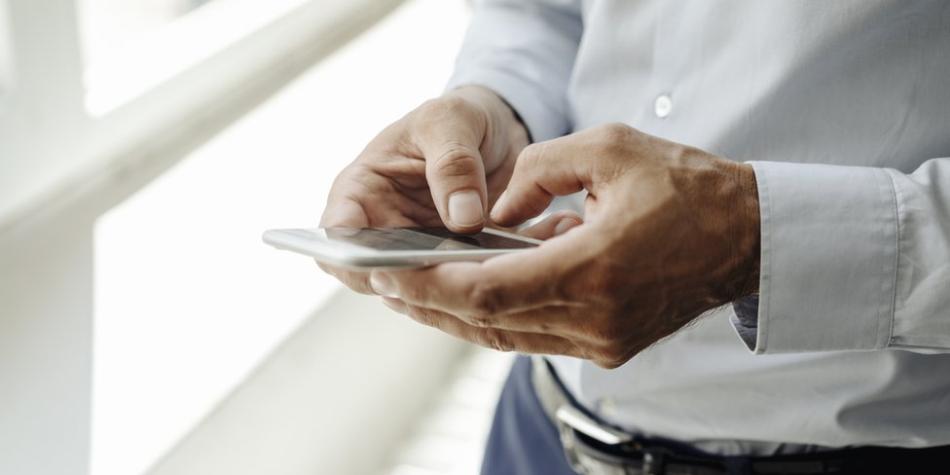 BBC Mundo: Hombre escribiendo en un teléfono