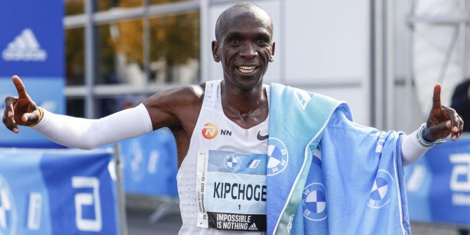 BBC Mundo: Kipchoge cruza la línea final en Berlín.