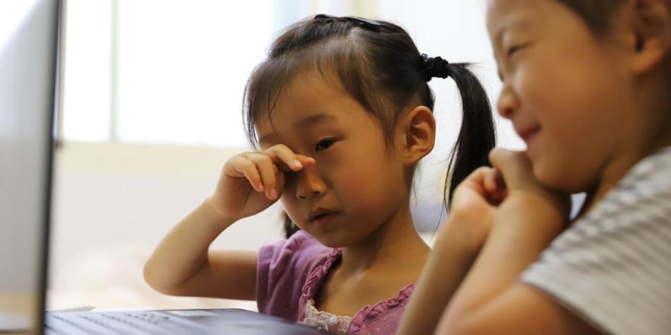BBC Mundo: Niñas asisten a claseds virtuales.
