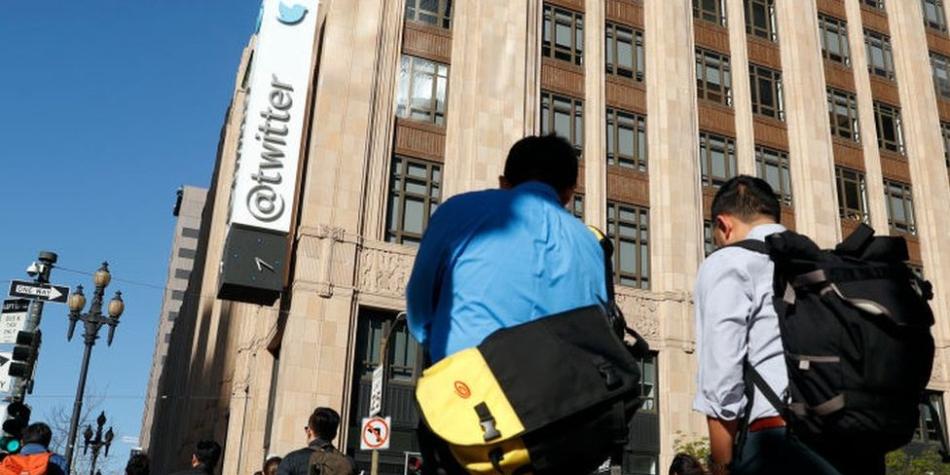 BBC Mundo: Personas caminan cerca de las oficinas centrales de Twitter