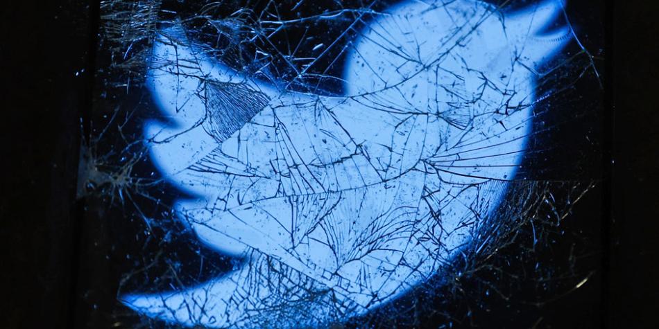 BBC Mundo: El logo de Twitter bajo un cristal roto