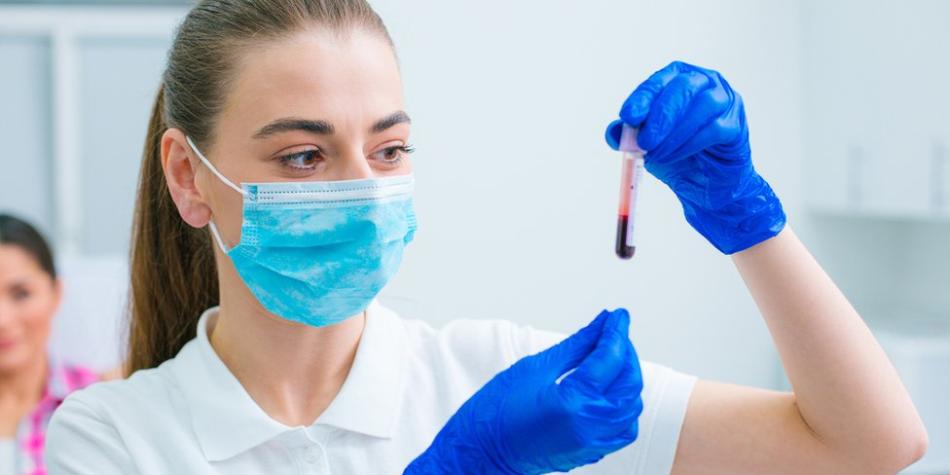 BBC Mundo: Médica con una muestra de sangre