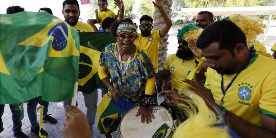 BBC Mundo: Hinchas apoyando a Brasil en Doha, Qatar
