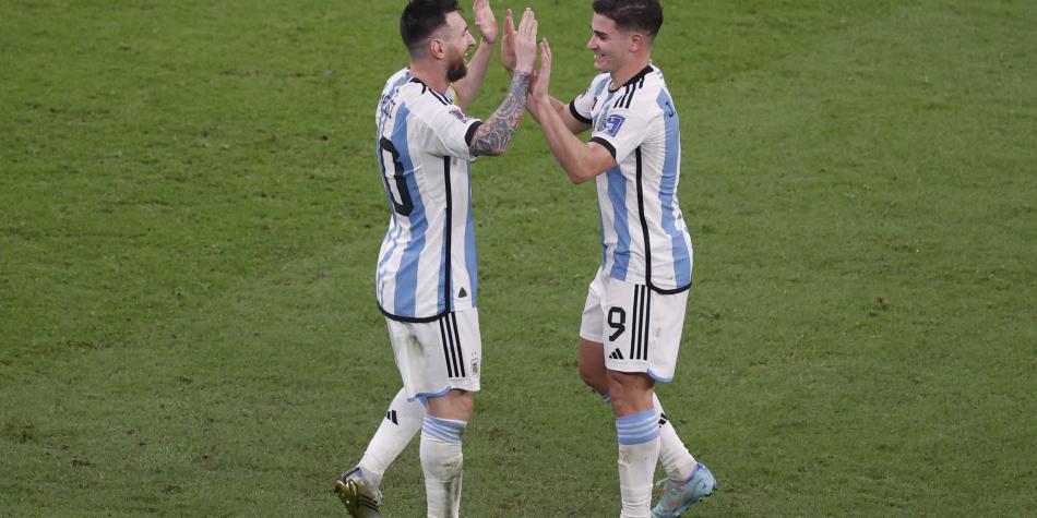 Lionel Messi y Julián Álvarez