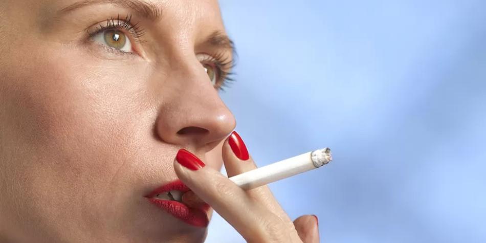 BBC Mundo: Mujer fumando