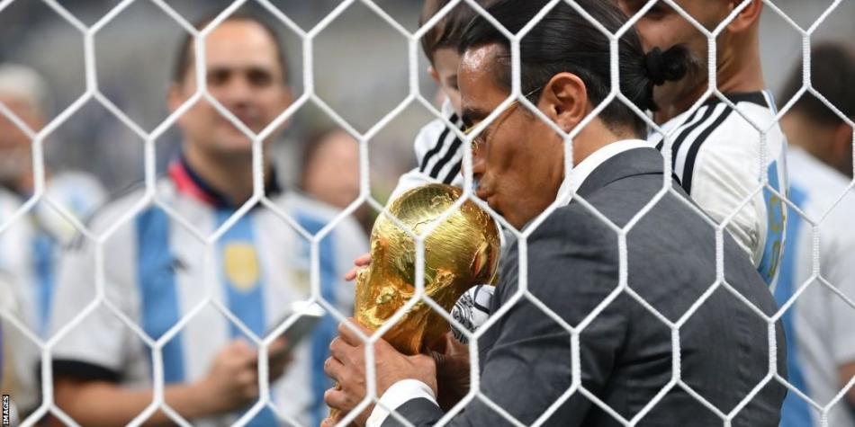 BBC Mundo: Salt Bae besando el trofeo de la Copa Mundial.