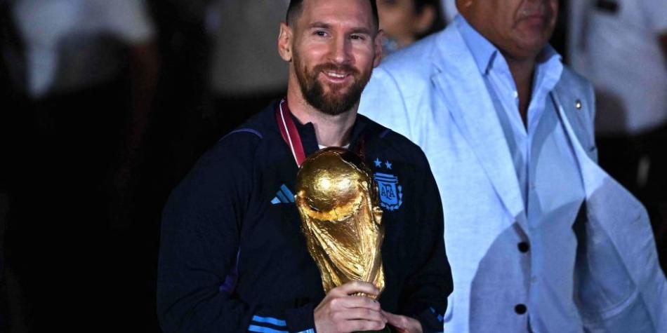 BBC Mundo: Messi sosteniendo la copa en su llegada a Argentina.