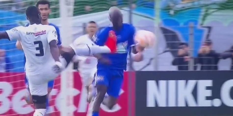 Eric Bailly patada a Moussa N'Diaye