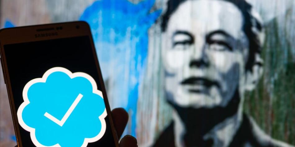 BBC Mundo: Elon Musk y la insignia azul de Twitter.