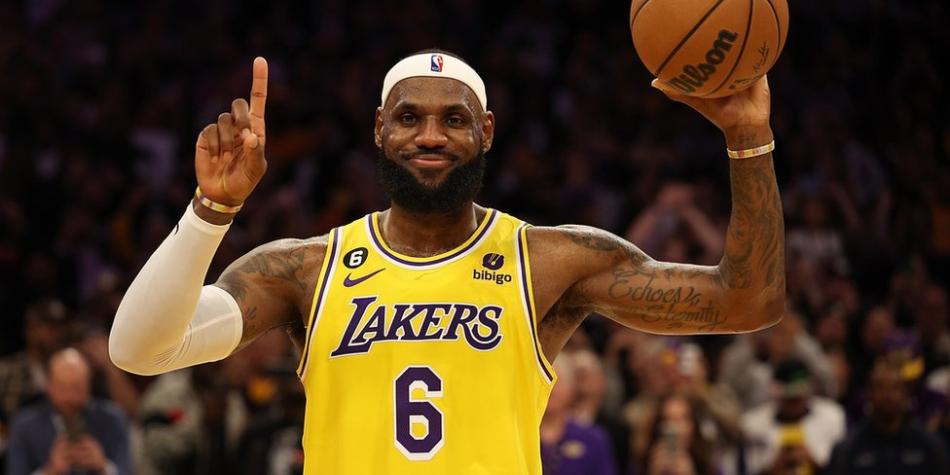 BBC Mundo: LeBron James celebra su récord.