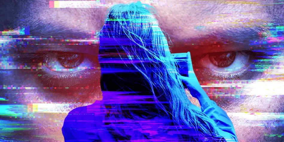 BBC Mundo: Mujer sosteniendo el teléfono - ojos de hombre en el fondo