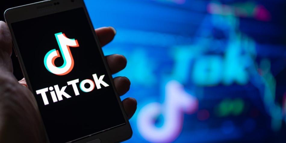BBC Mundo: Un teléfono con la app de TikTok.