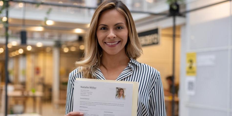 BBC Mundo: Mujer sosteniendo su CV frente a la cámara.