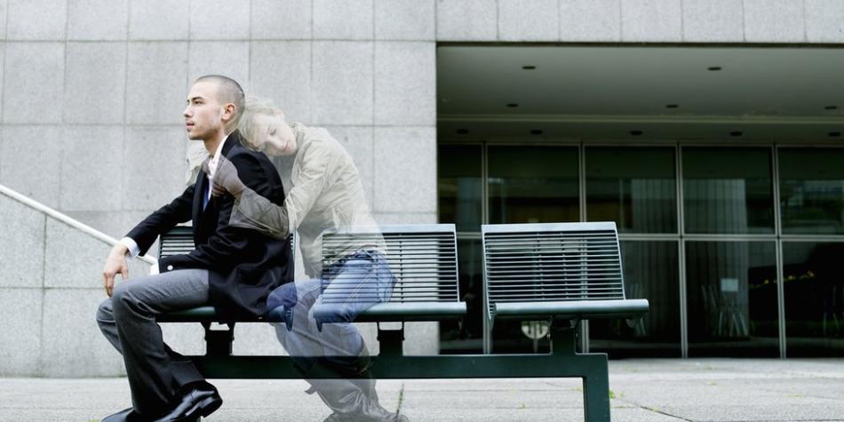 BBC Mundo: Un chico sentado en un banco