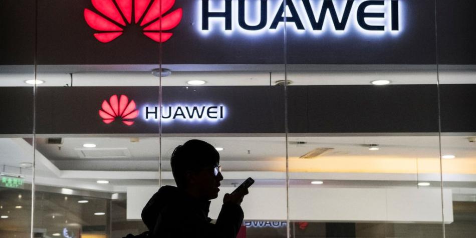 BBC Mundo: Una persona frente a una tienda de Huawei