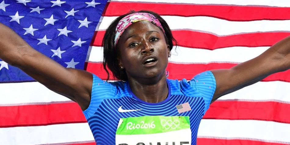 BBC Mundo: Tori Bowie con la bandera estadounidense en los juegos de Río 2016.
