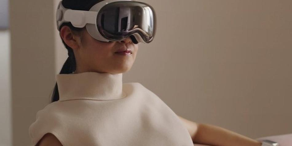 BBC Mundo: Una mujer porta un Apple Vision Pro