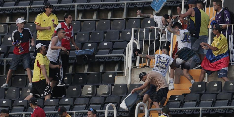 Pelea entre hinchas colombianos en Mestalla