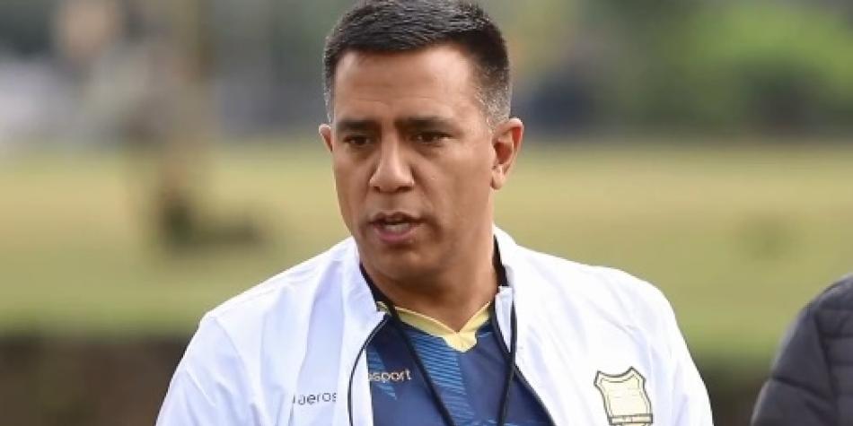 César Farías, técnico de Águilas Doradas