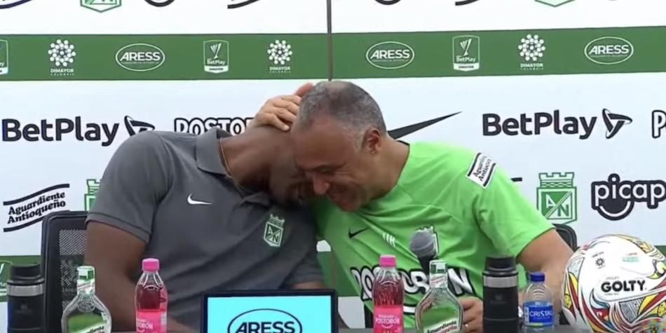 William Amaral abraza a Jayder Asprilla