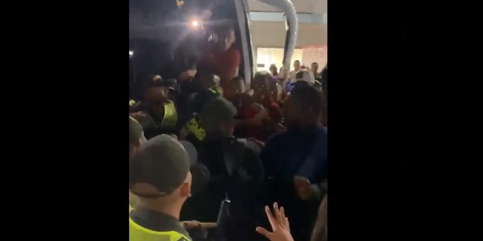 Pelea entre jugadores de América con policías
