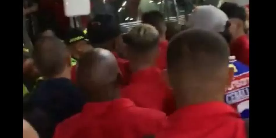 Pelea de jugadores de América con policías