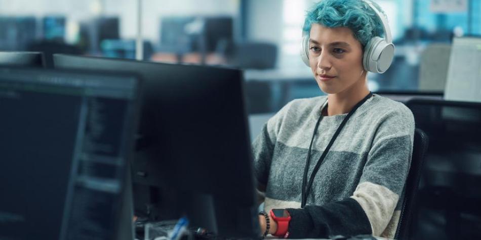 BBC Mundo: Joven frente a una computadora