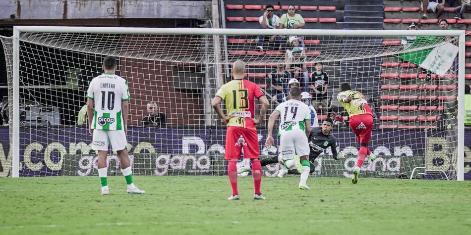 Kevin Mier atajó penalti en Nacional vs Pereira