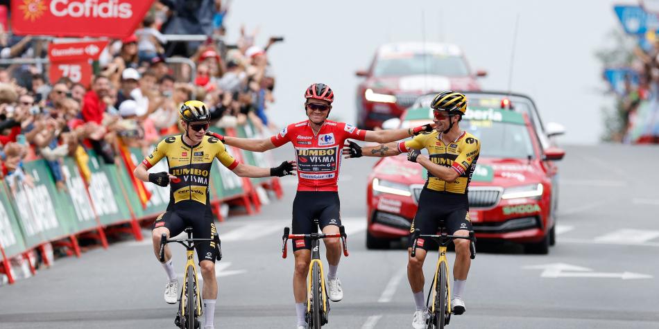 Sepp Kuss (c) con Jonas Vingegaard (izq.) y Primoz Roglic