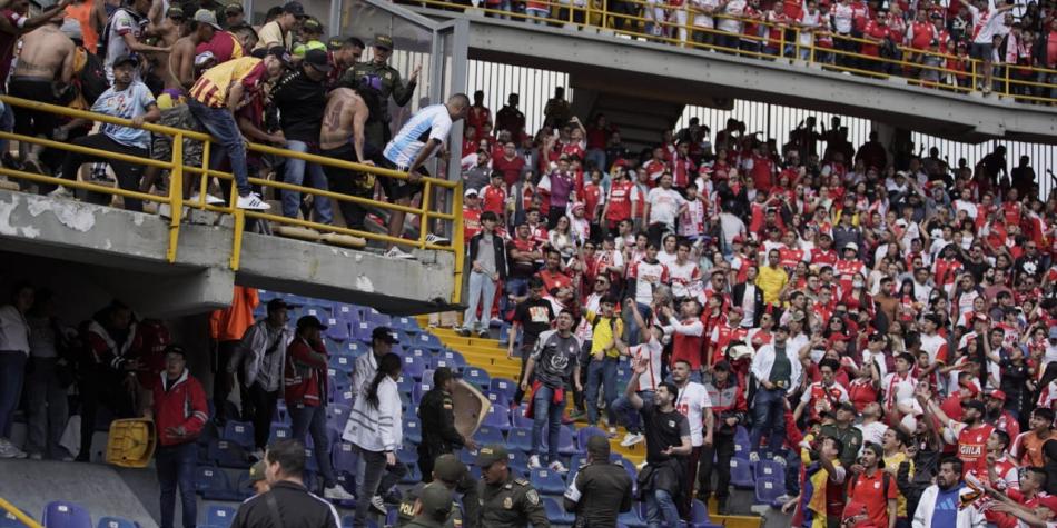 Hinchas de Tolima agredieron a los de Santa Fe