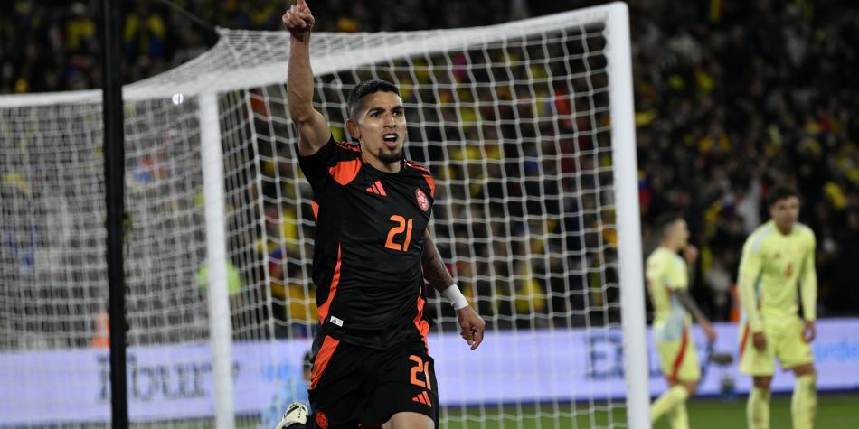 Daniel Muñoz celebra gol en Colombia vs España