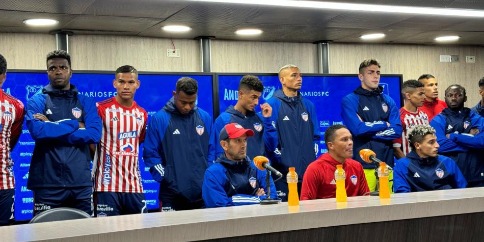 Junior en rueda de prensa