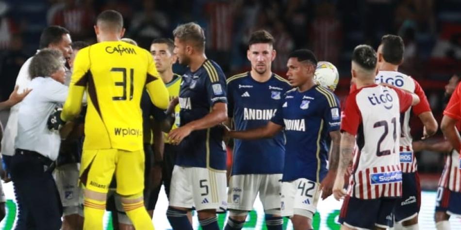 Pelea en Junior vs Millonarios
