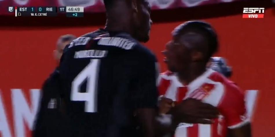 Edwuin Cetré encara a jugadores de Deportivo Riestra