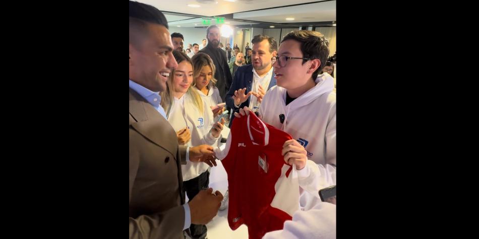 Falcao recibe la camiseta de Santa Fe