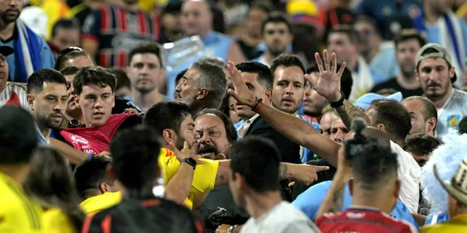 Pelea hinchas uruguay