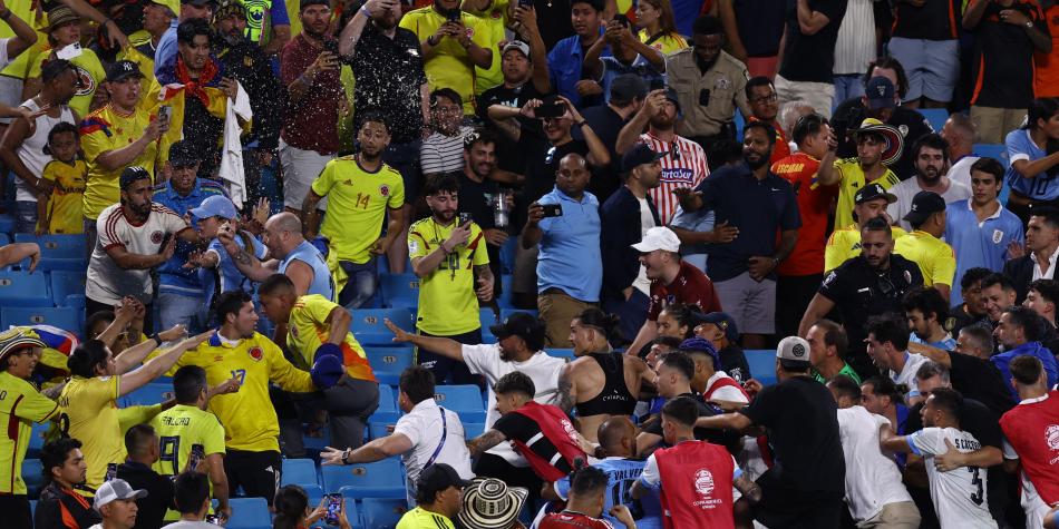 Pelea hinchas Colombia vs Uruguay