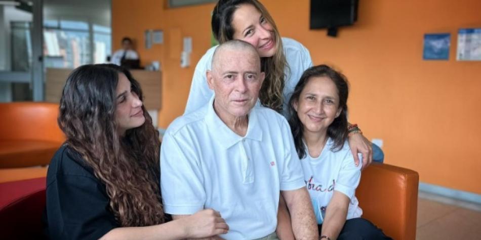 Pedro Sarmiento, junto a su esposa y sus hijas
