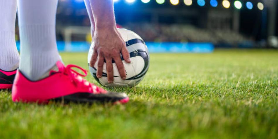 Jugador de fútbol colocando el balón