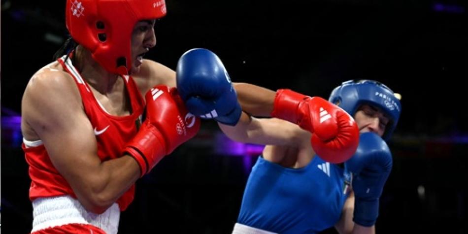 Imane Khelif (rojo) vs Angela Carini