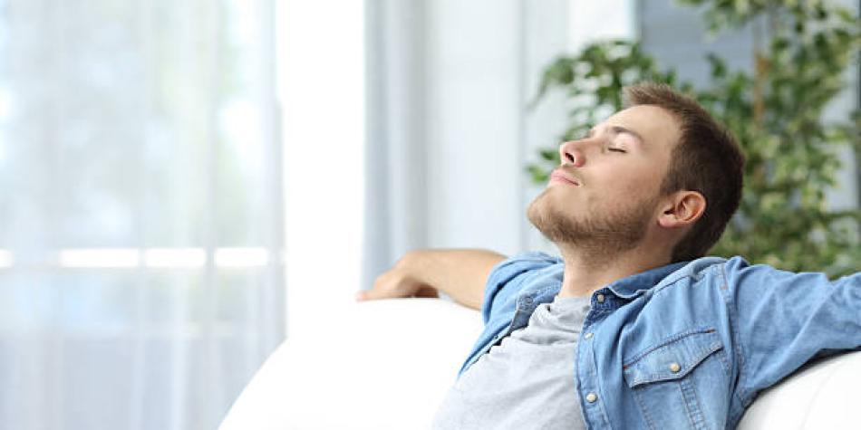Hombre descansando en el sofá