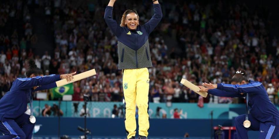 BBC Mundo: Simon Biles recibe una reverencia de sus rivales