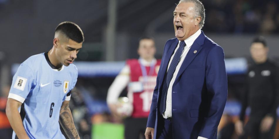 Gustavo Alfaro en Uruguay vs Paraguay