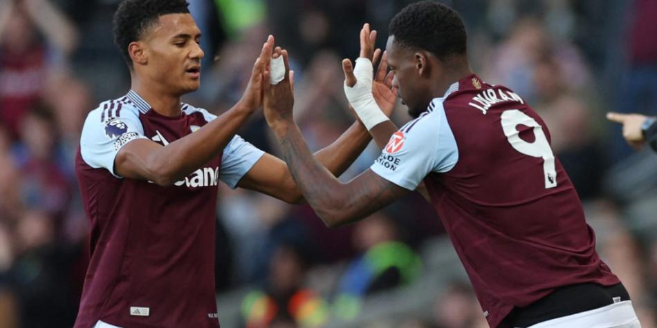 Jhon Durán (derecha) y Ollie Watkins