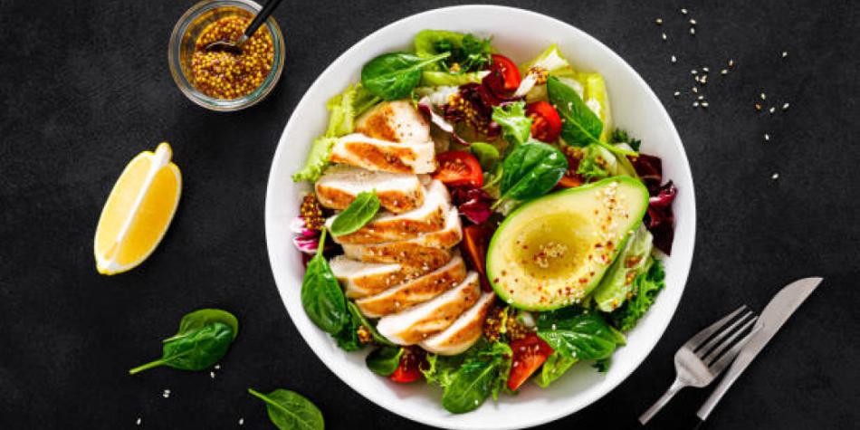 Ensalada de pollo con aguacate.